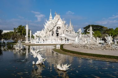 Chiang Rai Tayland, gün batımında Chiangrai tapınağını kırbaçla, Wat Rong Khun, nam-ı diğer Beyaz Tapınak, Chiang Rai, Tayland. Panorama beyazı tempple Thaialand