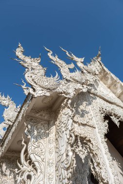Chiang Rai Tayland, gün batımında Chiangrai tapınağını kırbaçla, Wat Rong Khun, nam-ı diğer Beyaz Tapınak, Chiang Rai, Tayland. Panorama beyazı tempple Thaialand