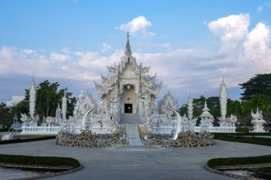 Chiang Rai Tayland, gün batımında Chiangrai tapınağını kırbaçla, Wat Rong Khun, nam-ı diğer Beyaz Tapınak, Chiang Rai, Tayland. Panorama beyazı tempple Thaialand