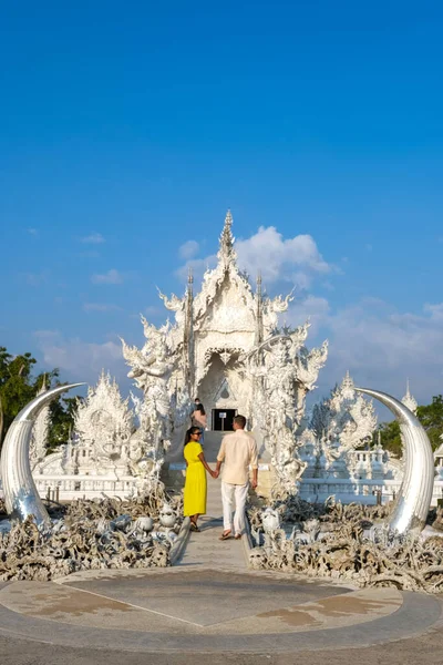 チェンライタイ、日没時に寺Chiangrai 、ワット栄クン、別名ホワイト寺、チェンライ、タイ。パノラマホワイト寺院｜タイ — ストック写真