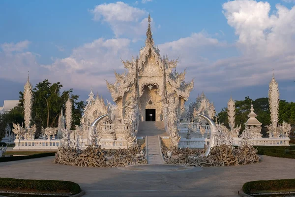 Chiang Rai Thailand, whithe temple Chiangrai during sunset, Wat Rong Khun, aka The White Temple, in Chiang Rai, Thailand. Panorama white tempple Thaialnd — Stock Photo, Image