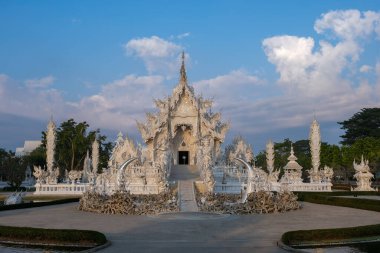 Chiang Rai Tayland, gün batımında Chiangrai tapınağını kırbaçla, Wat Rong Khun, nam-ı diğer Beyaz Tapınak, Chiang Rai, Tayland. Panorama beyazı tempple Thaialand