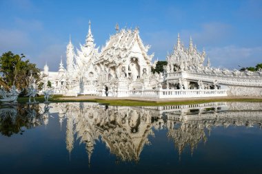 Chiang Rai Tayland, gün batımında Chiangrai tapınağını kırbaçla, Wat Rong Khun, nam-ı diğer Beyaz Tapınak, Chiang Rai, Tayland. Panorama beyazı tempple Thaialand