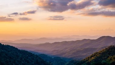 Kuzey Tayland 'ın dağlarında gün batımı Chiang Mai