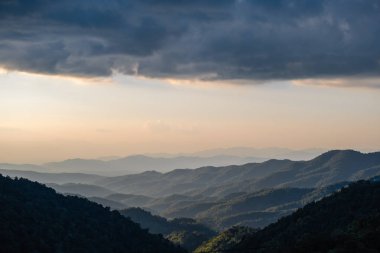 Kuzey Tayland 'ın dağlarında gün batımı Chiang Mai