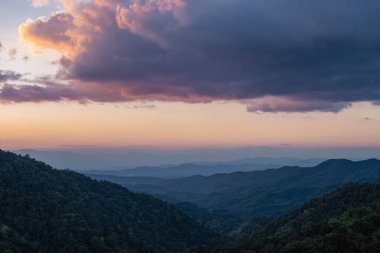 Kuzey Tayland 'ın dağlarında gün batımı Chiang Mai