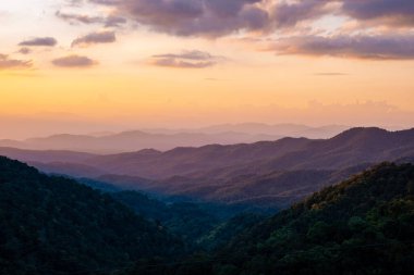 Kuzey Tayland 'ın dağlarında gün batımı Chiang Mai