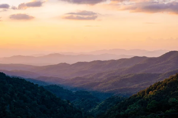 Ηλιοβασίλεμα στα βουνά της Βόρειας Ταϊλάνδης Τσιάνγκ Μάι — Φωτογραφία Αρχείου