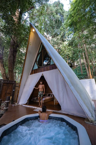 Glamping in Northern Thailand, couple man and woman in tent with jaccuzzi , man and woman in bungalow in the mountains of Thailand — Stockfoto