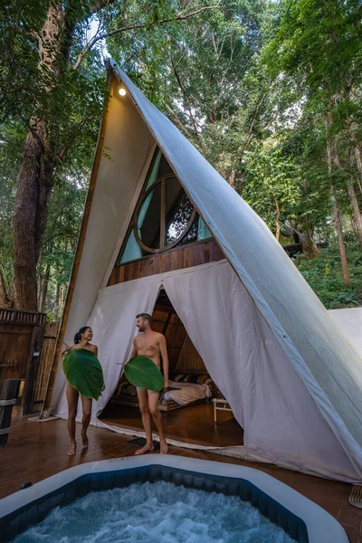 Glamping in Northern Thailand, couple man and woman in tent with jaccuzzi , man and woman in bungalow in the mountains of Thailand — Photo