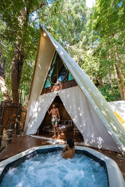 Glamping dans le nord de la Thaïlande, couple homme et femme dans la tente avec jaccuzzi, homme et femme dans le bungalow dans les montagnes de Thaïlande — Photo
