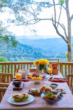 Chiang Mai Tayland dağlarında lüks bir kahvaltı Chiang Mai körili şehriye çorbası ya da Khao soi gai ve meyve ve kahve ile lüks bir kahvaltı.
