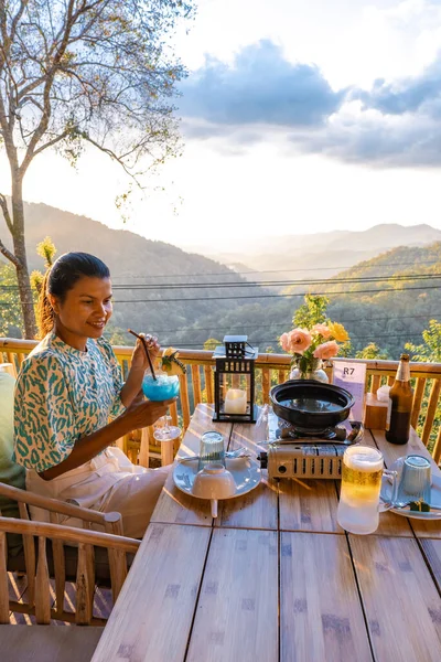 Δείπνο στα βουνά της Τσιάνγκ Μάι Ταϊλάνδη, τραπέζι bbq, Ασίας άνθρωπος χρησιμοποιώντας λαβίδες κουζίνας ψήσιμο βοείου κρέατος και μπέικον στο πιάτο σχάρα. Τρώγοντας κορεάτικο μπουφέ μπάρμπεκιου στο εστιατόριο. — Φωτογραφία Αρχείου