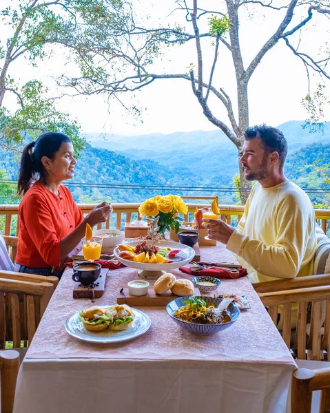 Κορυφαία θέα ενός πολυτελούς πρωινού στα βουνά της Chiang Mai Ταϊλάνδη, πολυτελές πρωινό με Chiang Mai κάρυ noodle σούπα ή Khao soi gai και φρούτα και καφέ — Φωτογραφία Αρχείου
