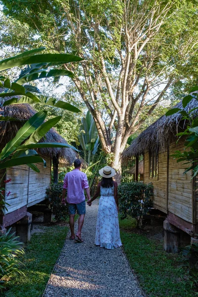 Casal homem e mulher na frente da cabana de bambu no norte da Tailândia — Fotografia de Stock