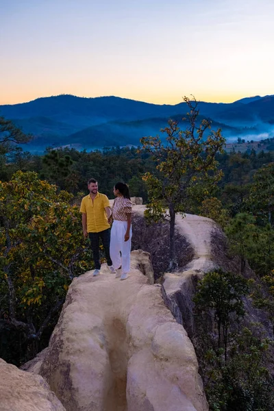 Pai Canyon durante o pôr do sol em Pai Mae Hong Son Norte da Tailândia, os turistas apreciam o belo pôr do sol em Pai Canyon, ou Kong Lan como ele chama em tailandês. — Fotografia de Stock