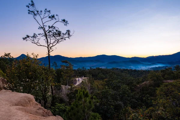 Pai Canyon κατά τη διάρκεια του ηλιοβασιλέματος στο Pai Mae Hong Son Βόρεια Ταϊλάνδη, Οι τουρίστες απολαμβάνουν το όμορφο ηλιοβασίλεμα στο Pai Canyon, ή Kong Lan πώς καλεί στην Ταϊλάνδη. — Φωτογραφία Αρχείου