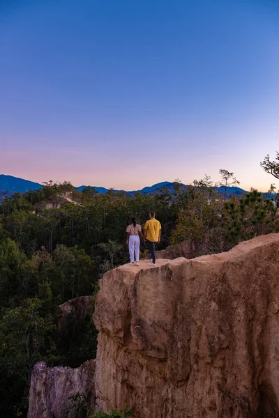 Pai Canyon during sunset in Pai Mae Hong Son Northern Thailand,Tourists enjoy the beautiful sunset at Pai Canyon, or Kong Lan how it calls in Thai. — Stock Fotó