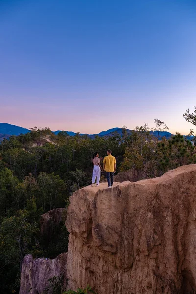 Pai Canyon during sunset in Pai Mae Hong Son Northern Thailand,Tourists enjoy the beautiful sunset at Pai Canyon, or Kong Lan how it calls in Thai. — Foto de Stock