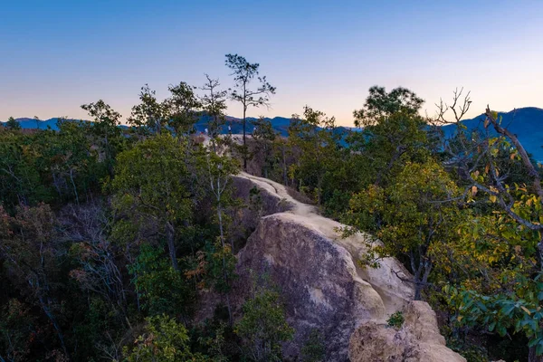 Pai Canyon durante la puesta de sol en Pai Mae Hong Son norte de Tailandia, Los turistas disfrutan de la hermosa puesta de sol en Pai Canyon, o Kong Lan cómo se llama en tailandés. — Foto de Stock