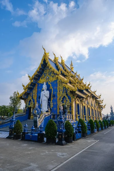 Templo Azul Chiang Rai Tailandia, Rong Sua Diez templo,, Chiang Rai Templo Azul o Wat Rong Seua Diez se encuentra en Rong Suea Diez en el distrito de Rimthe a pocos kilómetros de Chiang Rai — Foto de Stock