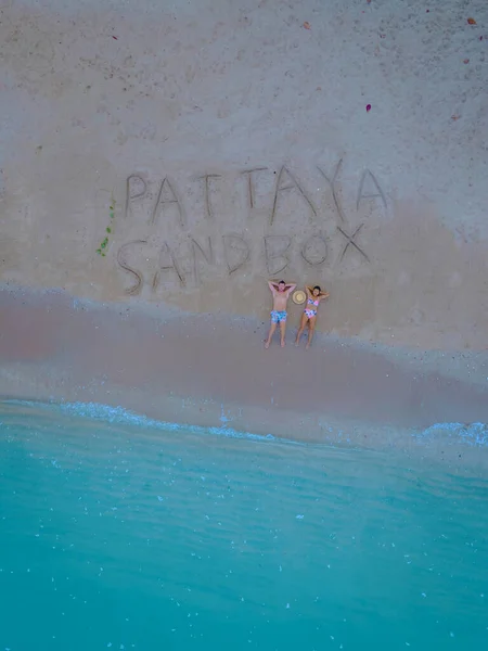 Pattaya Sanbox Casal na praia na Tailândia Pattaya, Teste e ir assinar na praia theb de cima com drone — Fotografia de Stock