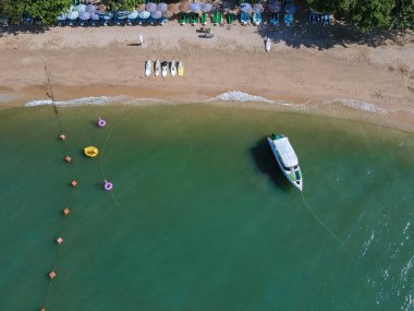 Pattaya Tayland 'da gün batımı, Pattaya Tayland' da gün batımında kumsalda insansız hava aracı manzarası
