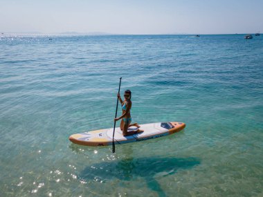 Pattaya Tayland yakınlarındaki Koh Larn Adası, Koh Larn Tayland tropikal plajı, berrak su okyanusu olan beyaz plaj.