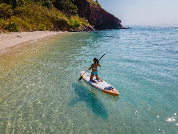 タイのパタヤ近くの島、タイのラーン島の熱帯ビーチ、澄んだ水の海を持つ白いビーチ — ストック写真