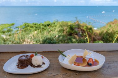 Pattaya Tayland 'daki sahil kafe, Pattaya Tayland' da bir kafede içki içen çift.