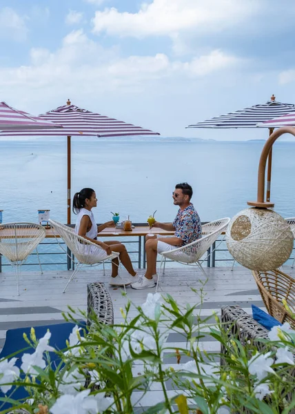 Pareja almorzando en un restaurante con vistas al océano de Pattaya Tailandia, hombre y mujer cenando en un restaurante junto al océano en Pattaya —  Fotos de Stock