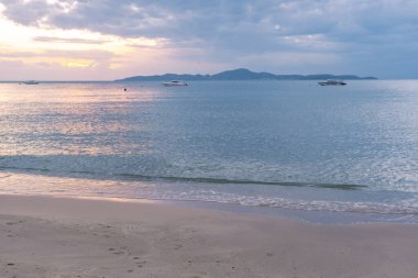 Pattaya Tayland 'da gün batımı, Pattaya Tayland' da gün batımında plaj.
