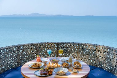 Pattaya Tayland 'daki sahil kafe, Pattaya Tayland' da bir kafede içki içen çift.