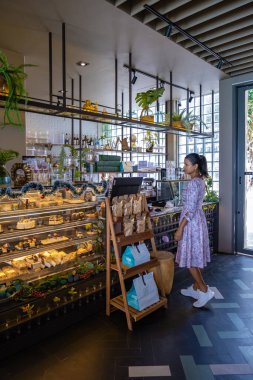 Pattaya Tayland 'daki sahil kafe, Pattaya Tayland' da bir kafede içki içen çift.