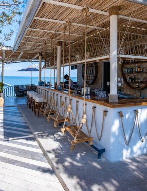 Pattaya Tayland 'daki sahil kafe, Pattaya Tayland' da bir kafede içki içen çift.