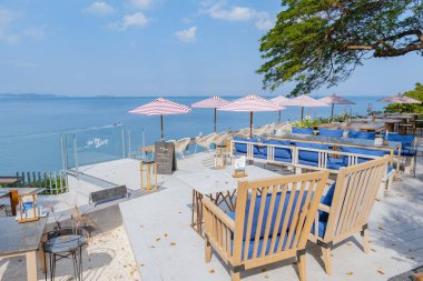 Pattaya Tayland 'daki sahil kafe, Pattaya Tayland' da bir kafede içki içen çift.