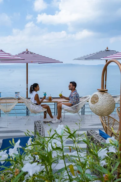 Casal almoçando em um restaurante com vista para o oceano de Pattaya Tailândia, homem e mulher jantando no restaurante junto ao oceano em Pattaya — Fotografia de Stock