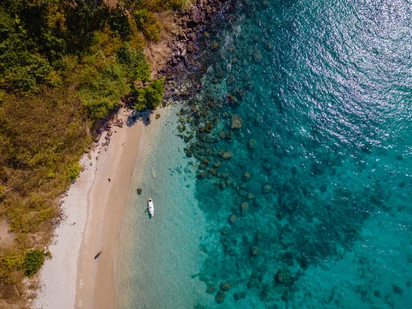 Остров Ко Ларн недалеко от Паттайи, тропический пляж Ко Ларн Таиланд, белый пляж с прозрачной водой океана — стоковое фото