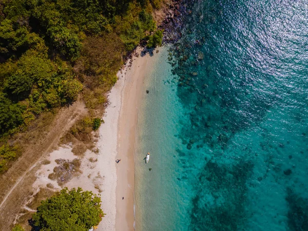 Isla Koh Larn cerca de Pattaya Tailandia, playa tropical de Koh Larn Tailandia, playa blanca con océano de agua clara — Foto de Stock