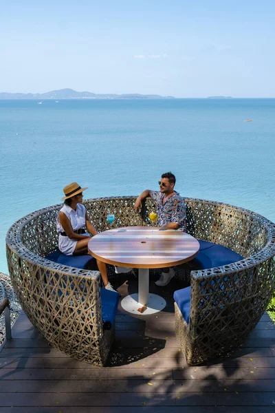 Pareja almorzando en un restaurante con vistas al océano de Pattaya Tailandia, hombre y mujer cenando en un restaurante junto al océano en Pattaya —  Fotos de Stock