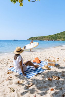 Pattaya Tayland yakınlarındaki Koh Larn Adası, Koh Larn Tayland tropikal plajı, berrak su okyanusu olan beyaz plaj.