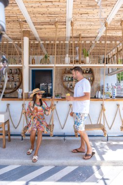 Pattaya Tayland 'daki sahil kafe, Pattaya Tayland' da bir kafede içki içen çift.