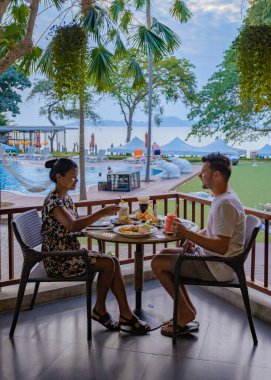 Güneşin batışı Pattaya Tayland 'da, Pattaya Tayland' da gün batımını izleyen çift.