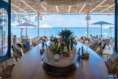 Pattaya Tayland 'daki sahil kafe, Pattaya Tayland' da bir kafede içki içen çift.