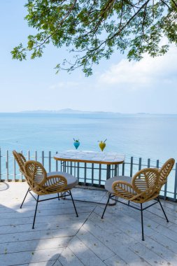Pattaya Tayland 'daki sahil kafe, Pattaya Tayland' da bir kafede içki içen çift.
