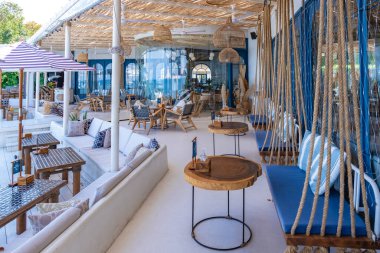 Pattaya Tayland 'daki sahil kafe, Pattaya Tayland' da bir kafede içki içen çift.