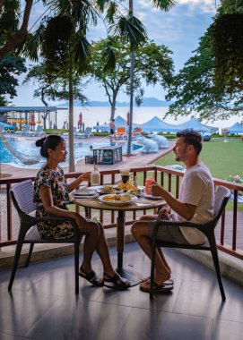 Güneşin batışı Pattaya Tayland 'da, Pattaya Tayland' da gün batımını izleyen çift.