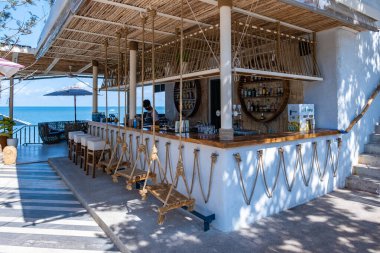 Pattaya Tayland 'daki sahil kafe, Pattaya Tayland' da bir kafede içki içen çift.