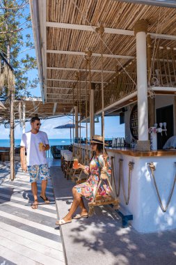 Pattaya Tayland 'daki sahil kafe, Pattaya Tayland' da bir kafede içki içen çift.