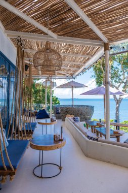 Pattaya Tayland 'daki sahil kafe, Pattaya Tayland' da bir kafede içki içen çift.